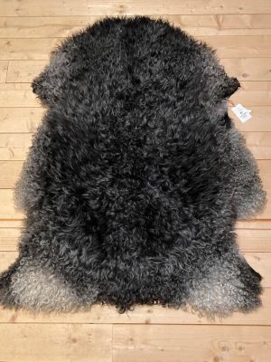 Fårskinn från gotlandsfår med lång mörk ull, nr 00001