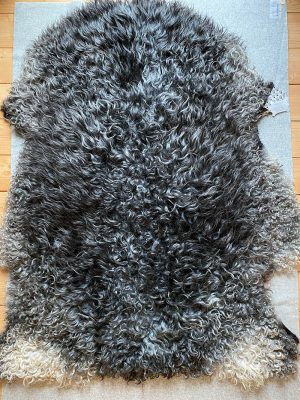 Fårskinn från gotlandsfår med lång mörk ull, nr 00001