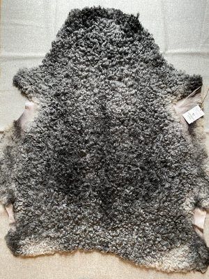 Fårskinn från gotlandsfår med kort mörkgrå ull, nr 00010