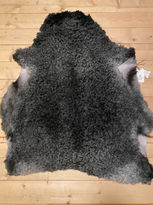 Fårskinn från gotlandsfår med kort mörkgrå ull, nr 00010