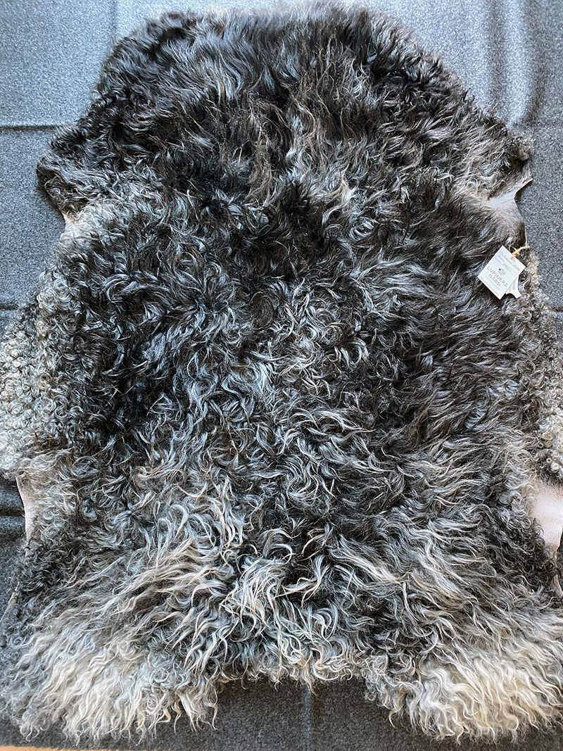 Unikt fårskinn från Gotlandsfår nr 20096 – Mörk lång ull med skiftningar i grått och vita toppar
