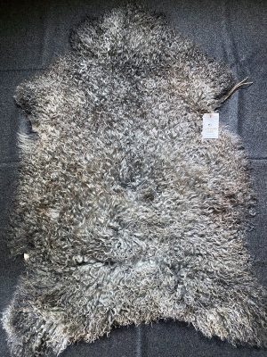 Lockigt lammskinn – naturligt silvergrått nr 25112