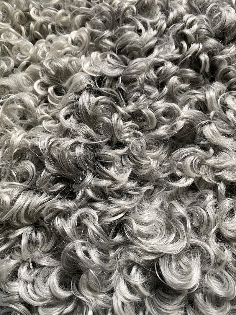 Lockigt lammskinn från gotlandsfår – silvergrått med fluffiga lockar – nr 25147 - Bild 2