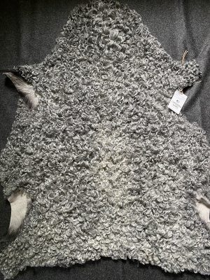 Lockigt lammskinn från gotlandsfår – silvergrått med fluffiga lockar – nr 25147