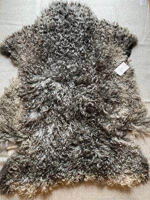 Fårskinn från gotlandsfår med lång grå ull, nr 21065